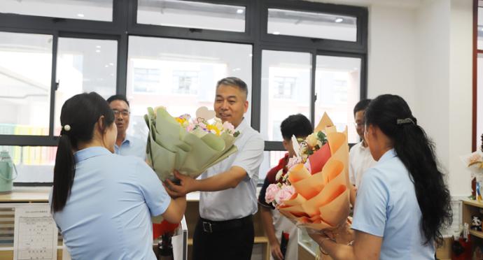 尹農(nóng)綱、史慶超開展教師節(jié)走訪慰問活動